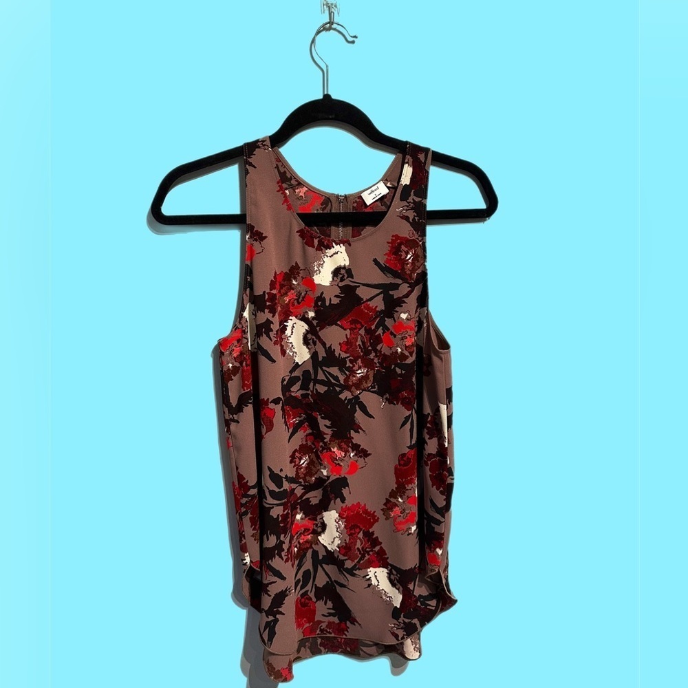 Aritzia Wilfred Sevres sleeveless blouse. Size small  floral design.
